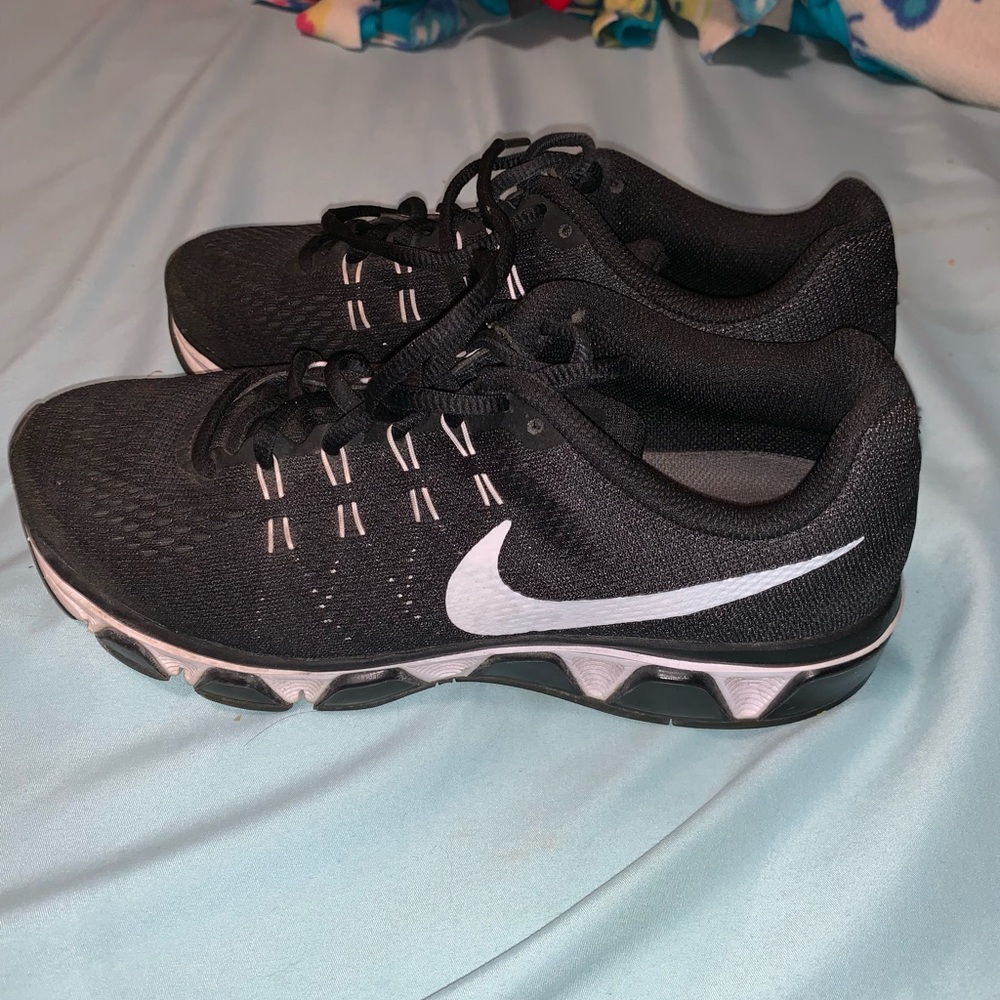 Women’s Black Nike Tennis Shoes